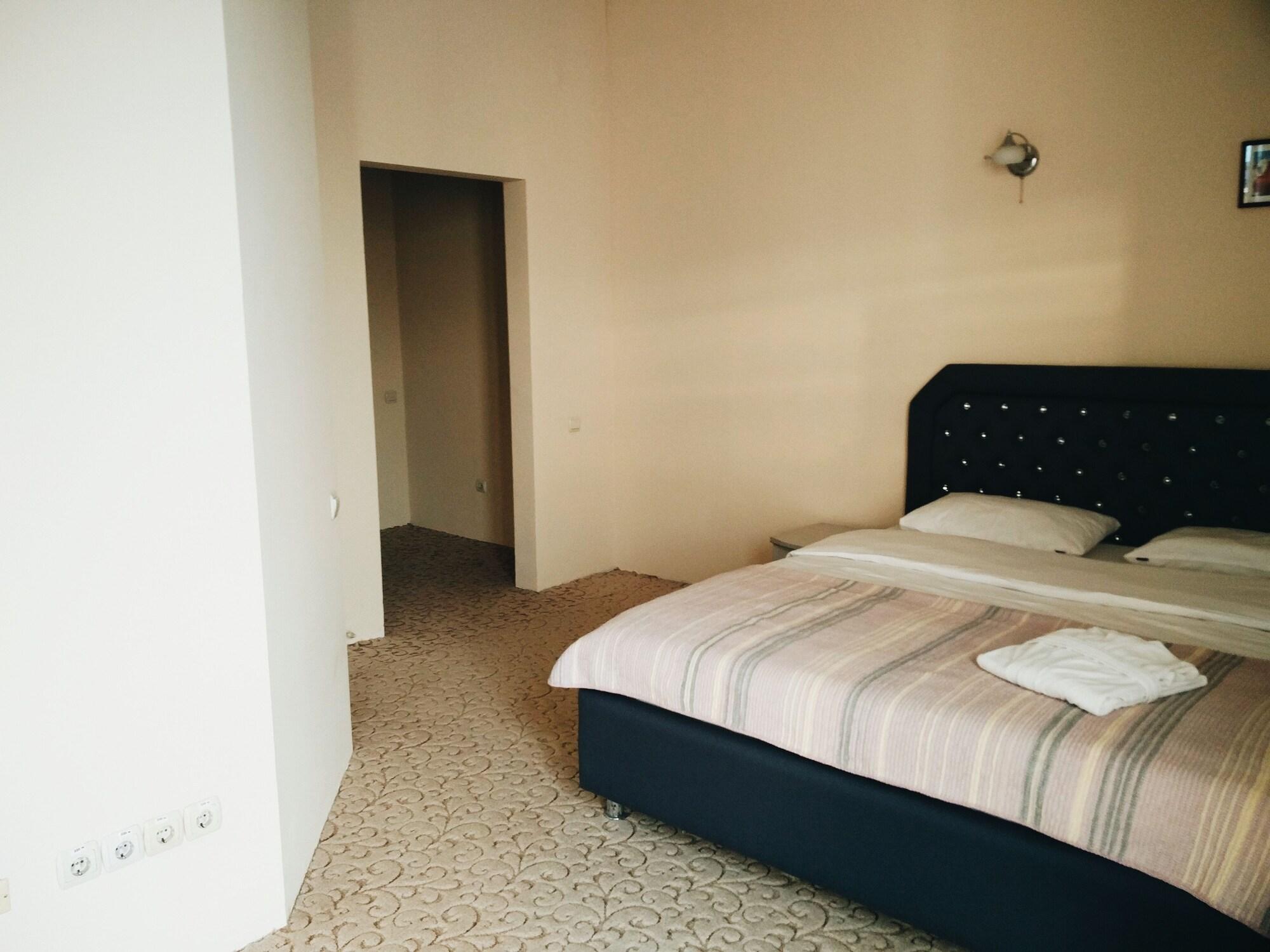 Mesogios Hotel Chisinau Bagian luar foto