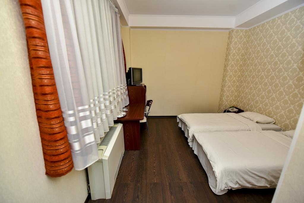 Mesogios Hotel Chisinau Bagian luar foto