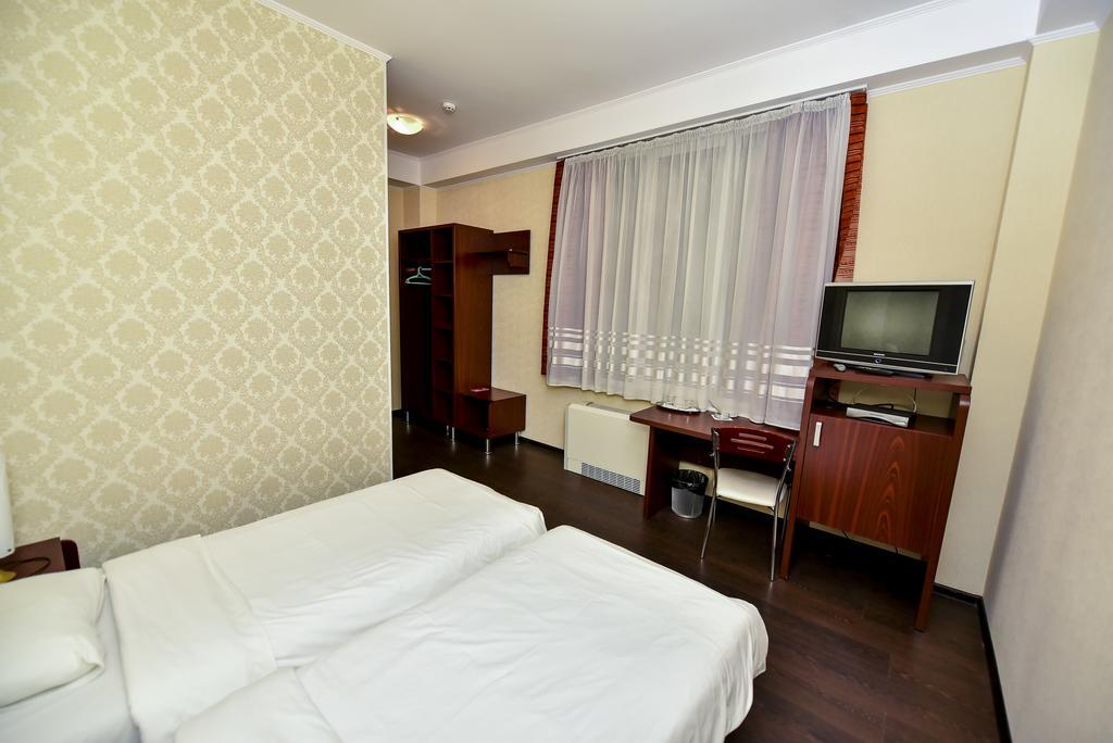Mesogios Hotel Chisinau Bagian luar foto